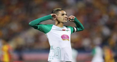 هل كانت قبلة الوداع؟.. "هدف الأهلي" يغادر الملعب باكيًا عقب الخسارة من الزمالك